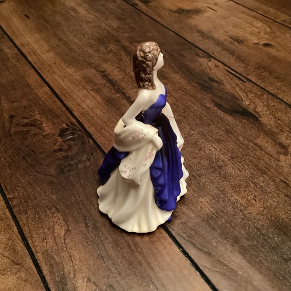 Royal Doulton Pretty Ladies Loved One figurine HN5147 - Picture 3 of 5